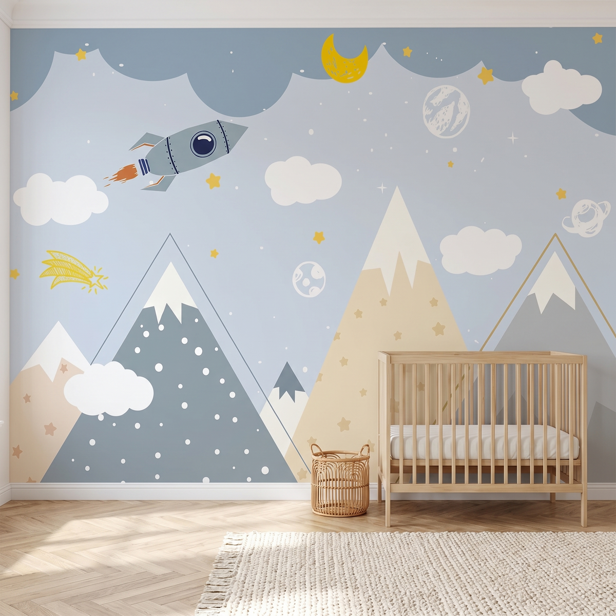 Papier peint panoramique Montagnes et fusée, gris et beige posé du sol au plafond dans une chambre de bébé
