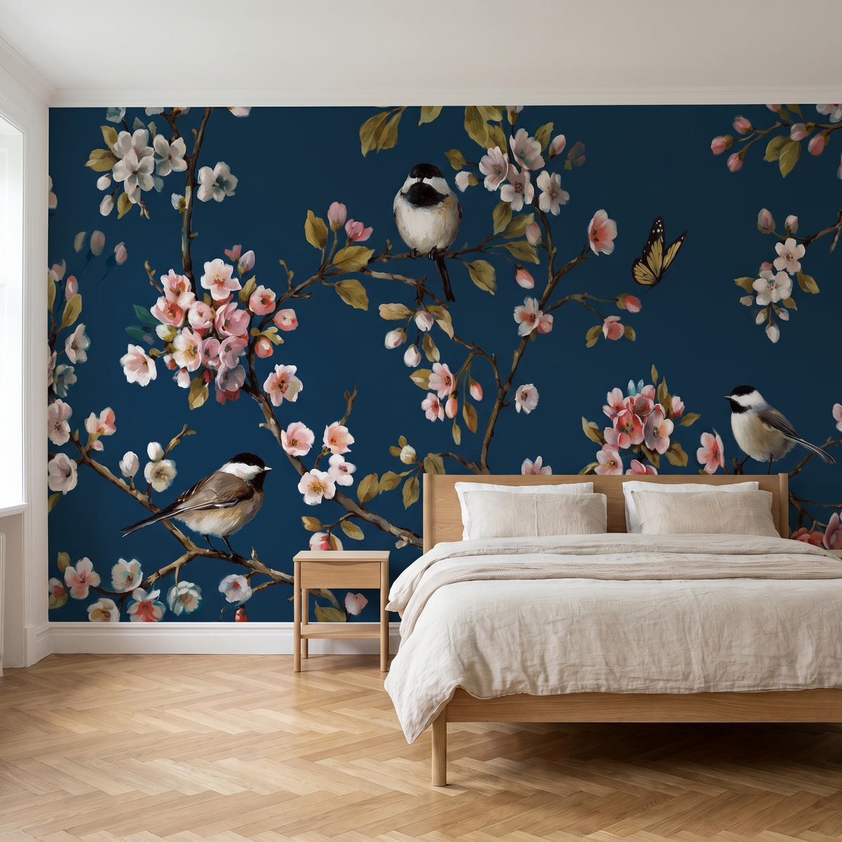 Papier peint panoramique Oiseaux et magnolias, bleu nuit posé du sol au plafond dans une chambre
