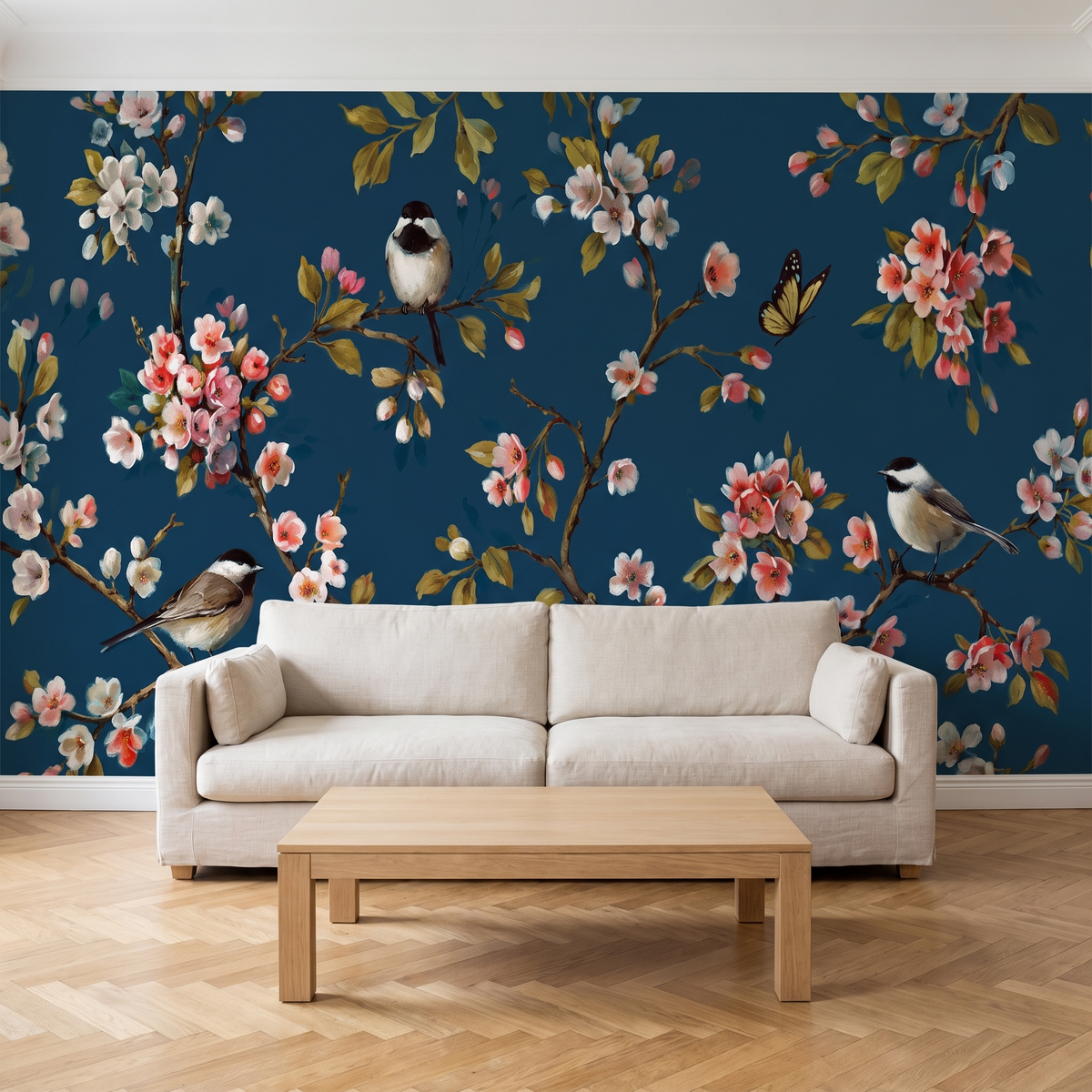 Papier peint panoramique Oiseaux et magnolias, bleu nuit posé du sol au plafond dans un salon